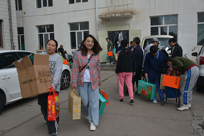 中秋国庆双节至 情系职工暖人心 ——公司及公司工会为广大职工发放中秋福利